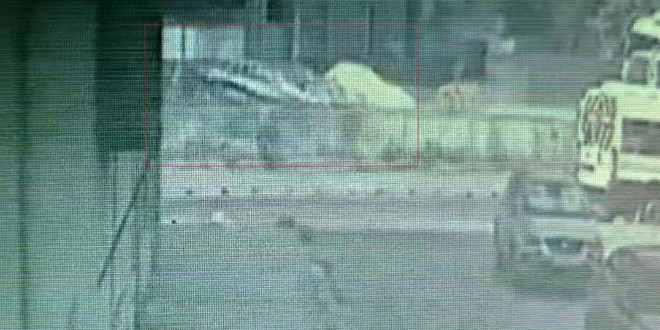 �stanbul'da yoldan ��kan ara� u�arak 6 i��inin kald��� prefabrik konteynere �arpt�