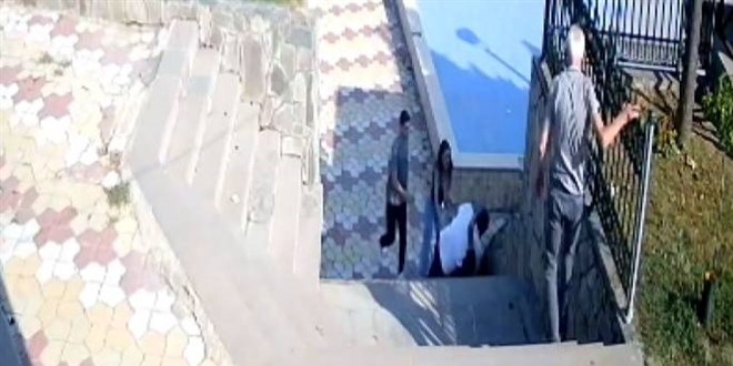 Muhtar, parktaki uyard kii tarafndan bakland - Son Dakika Haber