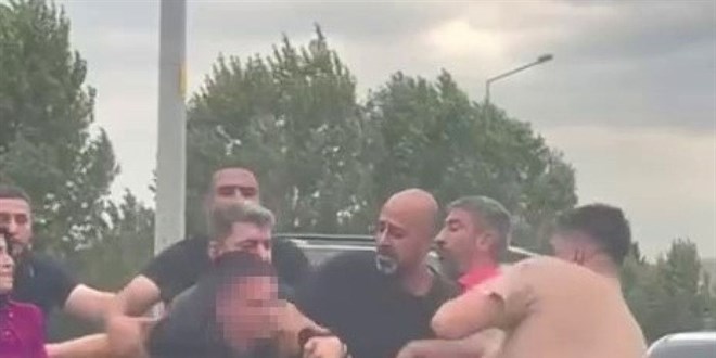 Bursa'da yol verme kavgas: Birbirlerine girdiler