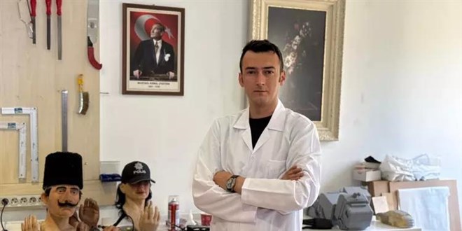 Yapımında çalıştığı Polis Müzesi'ne polis olarak geri döndü