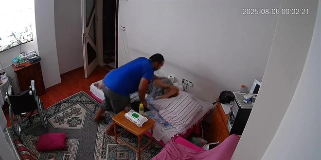 Evlat vah�eti! Yatalak annesini d�verek komaya soktu