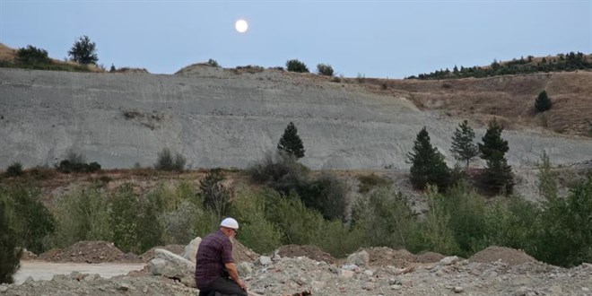 Yangında evini terk edip karşı tepede namazını kıldı