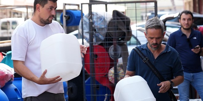 zmirliler su kesintisine kar areyi su bidonlarnda buldu