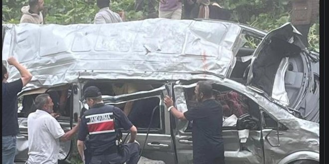 Trabzon'da panelvan uuruma yuvarland! 2 l, 4 yaral