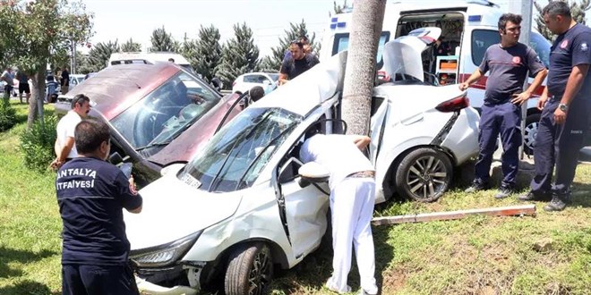 Antalya'da zincirleme kaza: Polisler arata skt!