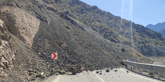 Artvin'de heyelan: Yol ula��ma kapand�