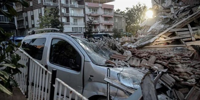 Balkesir depremi: Sndrg'da yklan bina ile ilgili iki gzalt