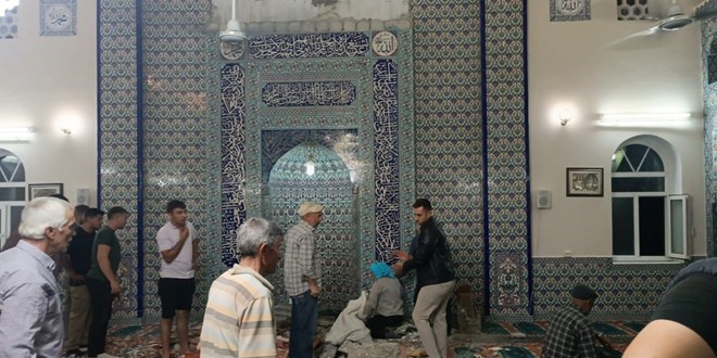Camide mihrap tac cemaatin zerine dt: Bir l