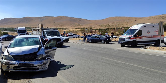 3 arac�n kar��t��� zincirleme trafik kazas�nda 1 ki�i �ld�