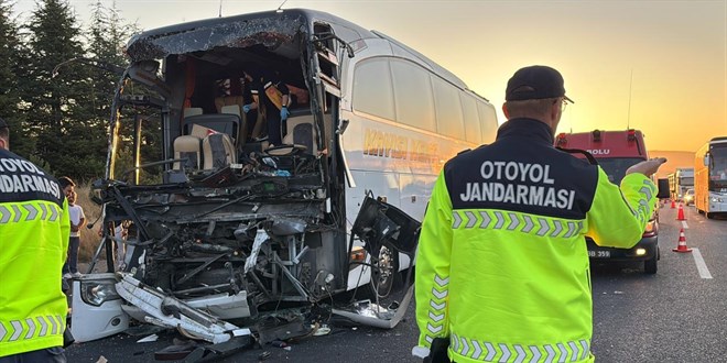 Anadolu Otoyolu'nda otobs kamyona arpt: 1 l, 10 yaral