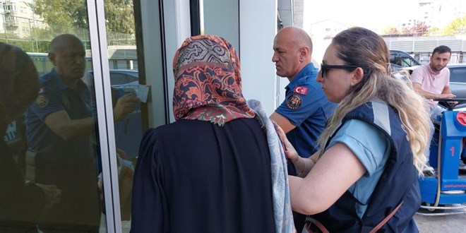 Kom�usunun alt�nlar�n� �al�p s�f�r ara� ald�