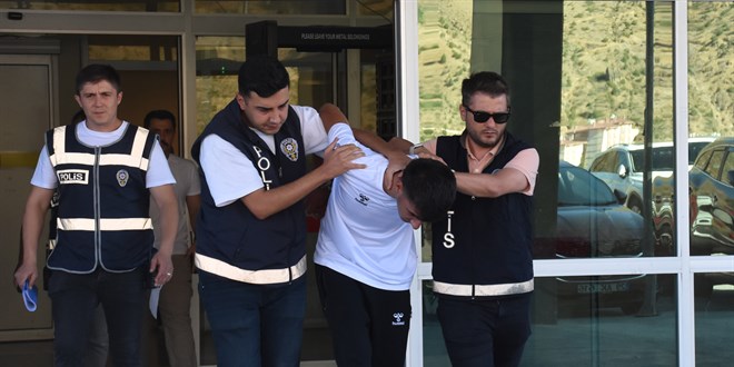 Arkadan ldrp kendisini ihbar eden kii, sahte kimlikle yakaland