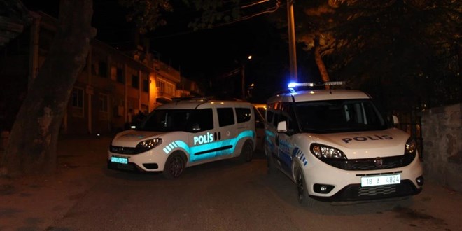 Zab�ta memurlar�na seyyar sat�c�lardan b��akl� sald�r�; 2 yaral�