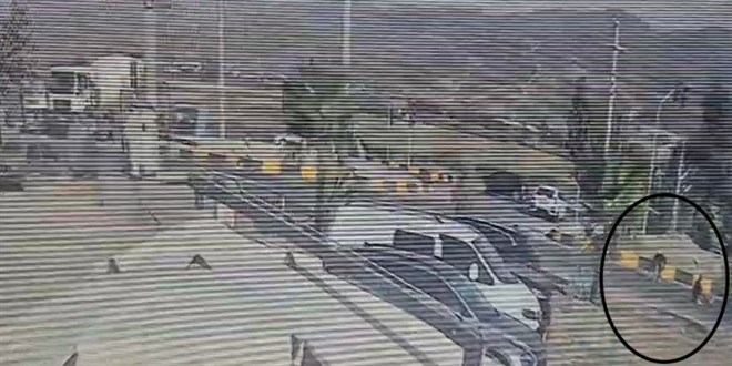 Yolun kar��s�na ge�erken motosiklet �arpt�: Metrelerce havaya u�tu