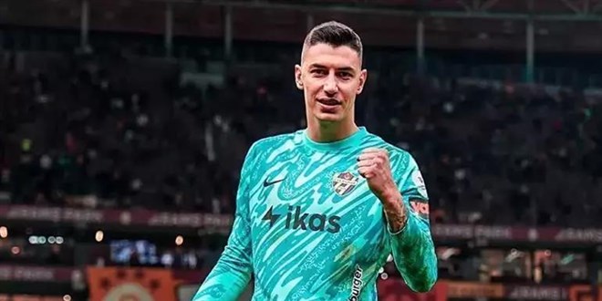 Ey�pspor'un milli kalecisi Berke �zer, Lille'e transfer oldu