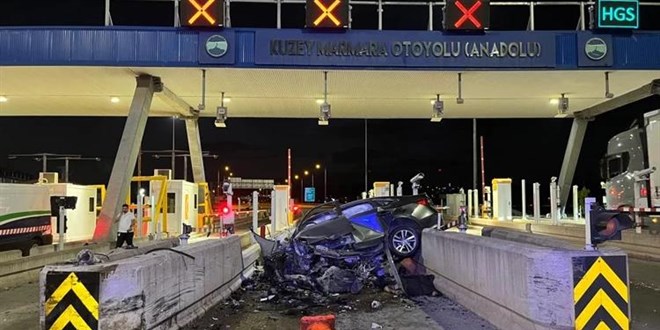 Kuzey Marmara Otoyolu'nda otomobil gi�enin beton banketine �arpt�: 1 �l�