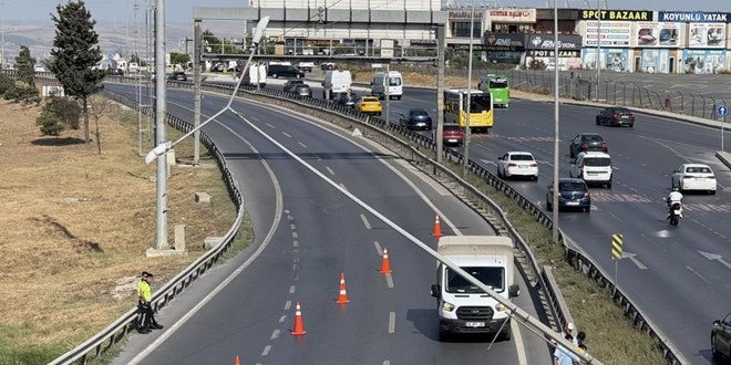 İstanbul'da Fırtına E-5'te Trafiği Durdurdu: Direk Devrildi