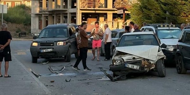 Eşine kızıp aracını hurdaya çevirdi
