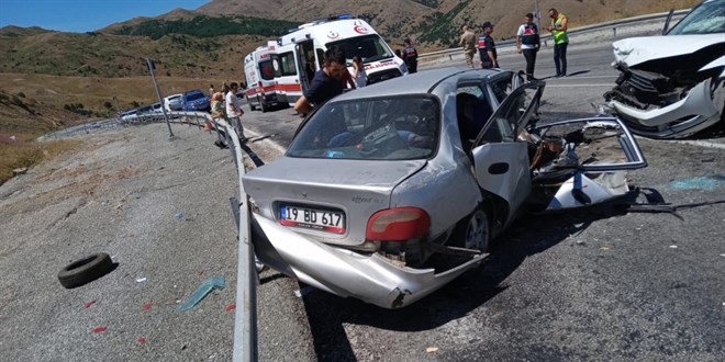 Erzincan'da feci kaza: 3 l, 6 yaral