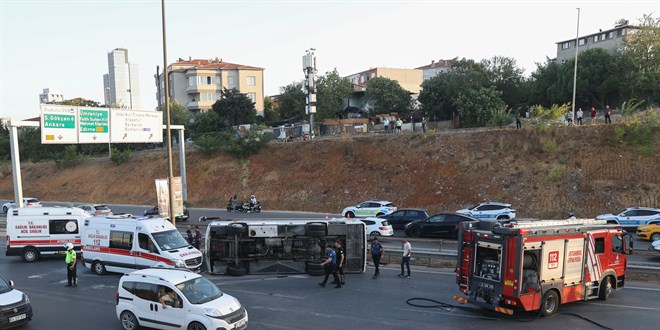 mraniye TEM Otoyolu'nda servis arac devrildi: 8 yaral