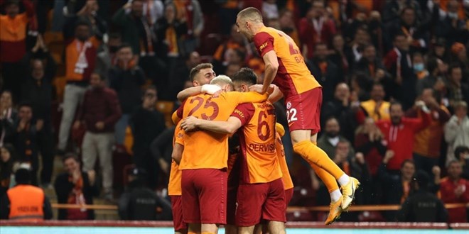 Galatasaray'da iki futbolcunun szlemesi uzatld