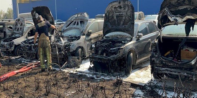 AVM'nin otoparknda yangn: 8 ara zarar grd