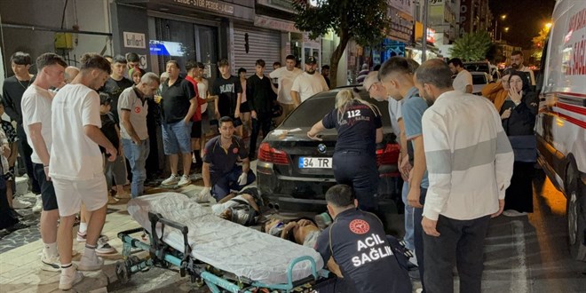 Dzce'de otomobille arpan motosikletteki 2 kii byle savruldu