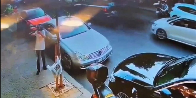 Beyaz eya vaadiyle iki tetiki tutup eini ve dkkann kurunlatt
