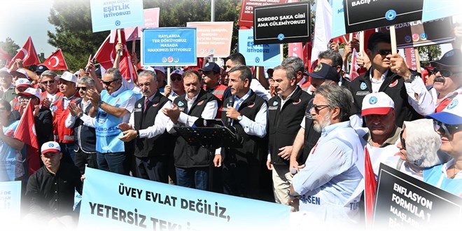 Memurlar iş bıraktı: 'Hak aramak için buradayız'