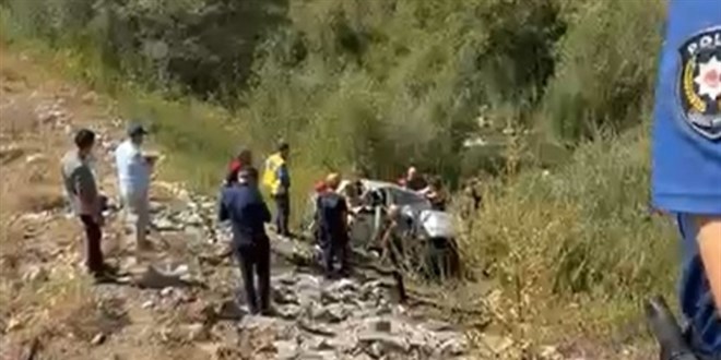 Sivas'ta otomobil dere yata��na u�tu: 2 �l�