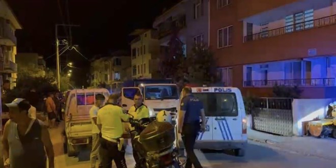 Kamyonetle gezerken polise yakalanan ocuk polis arabasna arpt