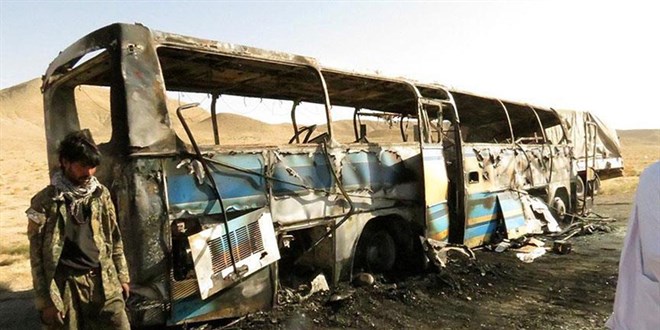 Göçmenleri taşıyan otobüs kaza yapıp alev aldı: 71 ölü