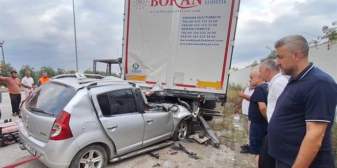 �ekiciye ba�l� r�morka �arpan otomobildeki 2 ki�i �ld�