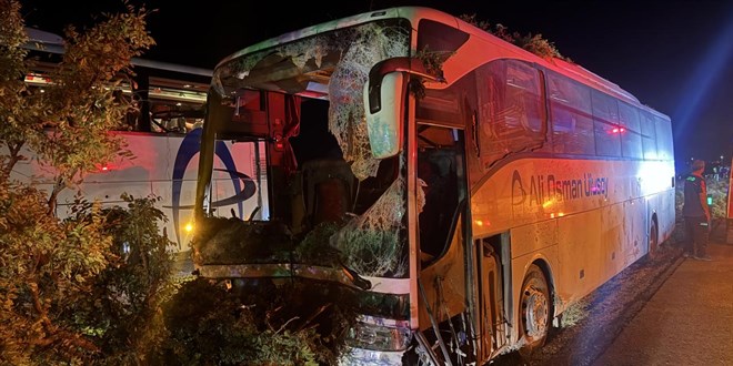 Kayseri'de yolcu otobüsü refüjdeki ağaçlara çarptı