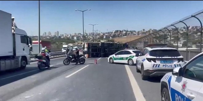 stanbul'da trafii kilitleyen kaza: Aralar adm adm gidiyor