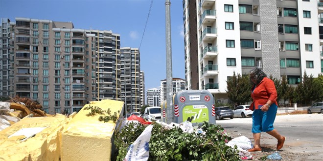 Adana'da vatanda�lar�n ��p tepkisi: Evlerimizden b�cek ��k�yor
