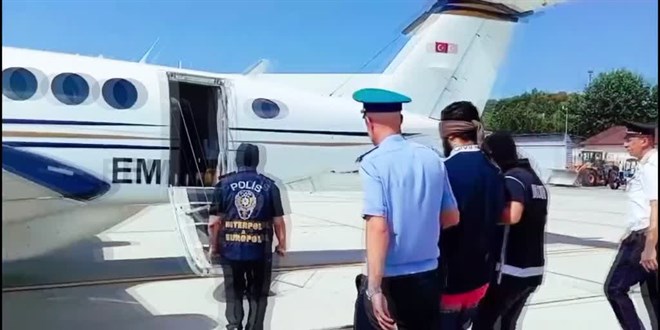 K�rm�z� b�ltenle aranan 3 su�lu T�rkiye'ye getirildi