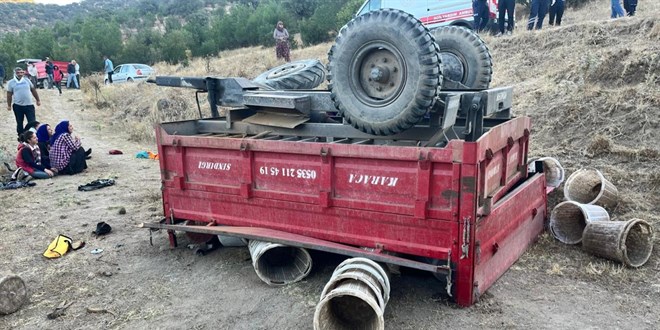 Bal�kesir'de tar�m i��ilerini ta��yan trakt�r devrildi: 1 �l�