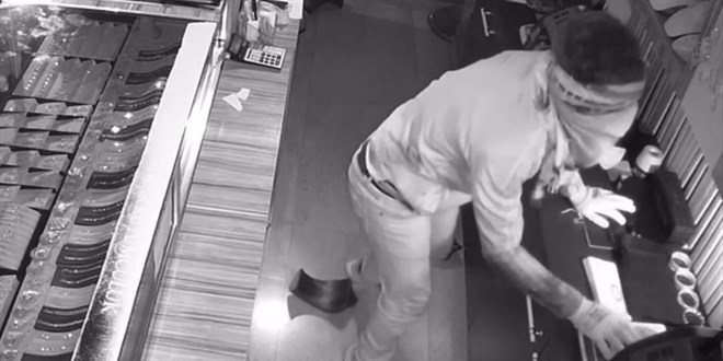 Bitlis'te duvar�n� deldikleri kuyumcuyu soyan 5 ��pheli yakaland�