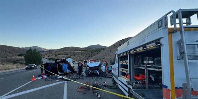 Malatya'da otomobil ile hafif ticari arac�n �arp��t��� kazada 4 ki�i �ld�