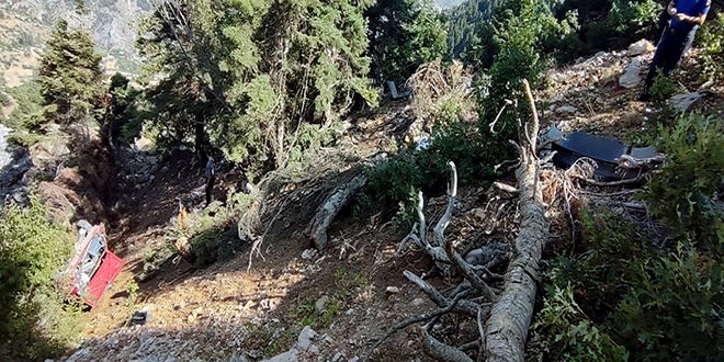 Adana'da otomobil u�uruma yuvarland�: 2 �l�