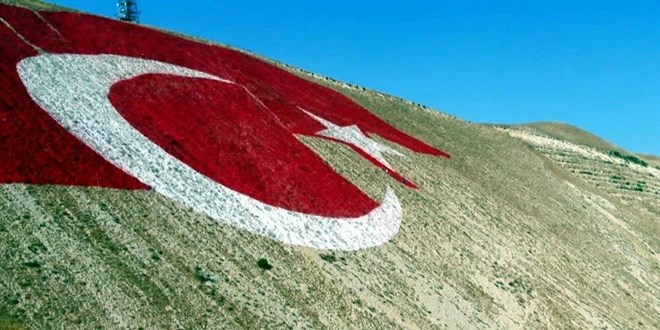 �ehrin her yerinden g�r�necek! T�rkiye'nin en b�y�k bayra�� i�leniyor