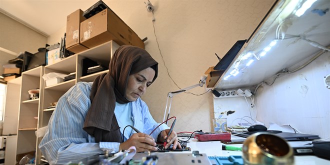 Bilgisayar tamircisi kad�n, mesle�i stajyerlere ��retiyor