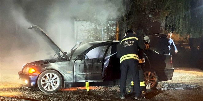 Tekirda�'da park halindeki otomobil alevlere teslim oldu