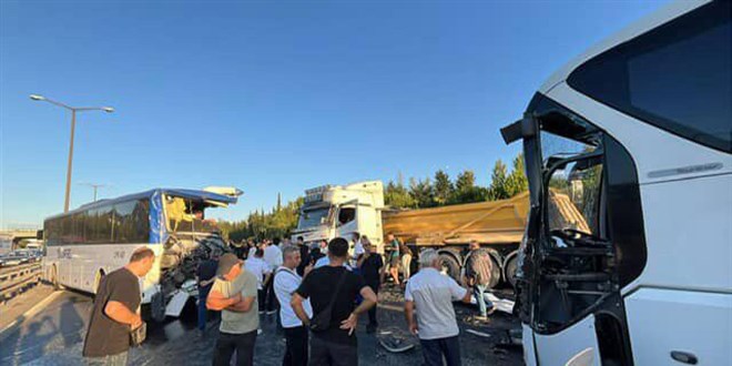 TEM Otoyolu'nda kaza! Çok sayıda yaralı var, trafik durdu