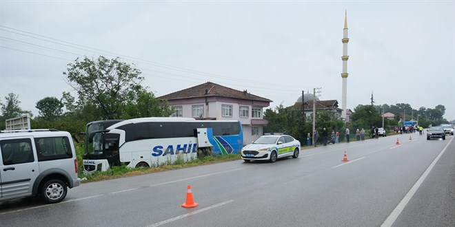 Yolcu otobs yol kenarndakilere arpt: 2 l