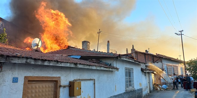 Çorum'da 5 evin zarar gördüğü yangında kundaklama şüphesi
