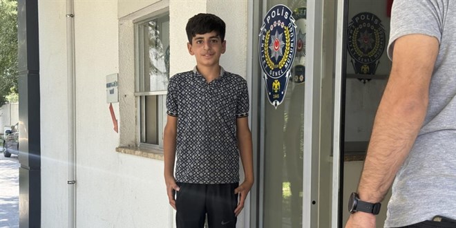 15 yandaki ocuk bulduu altnlar polise teslim etti
