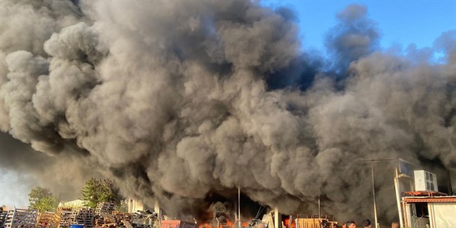 Antalya'da iki depoda yangın çıktı