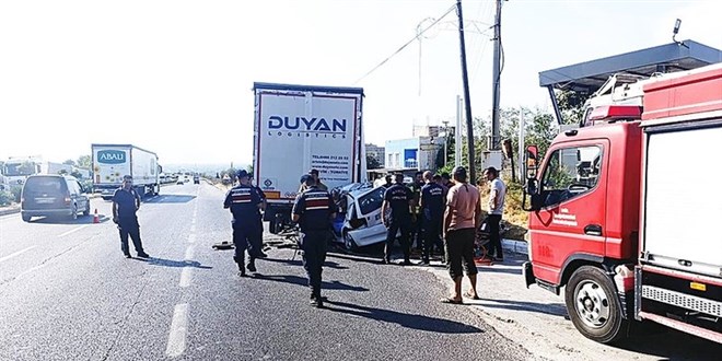 TIR'a �arpan otomobildeki 2 karde� �ld�